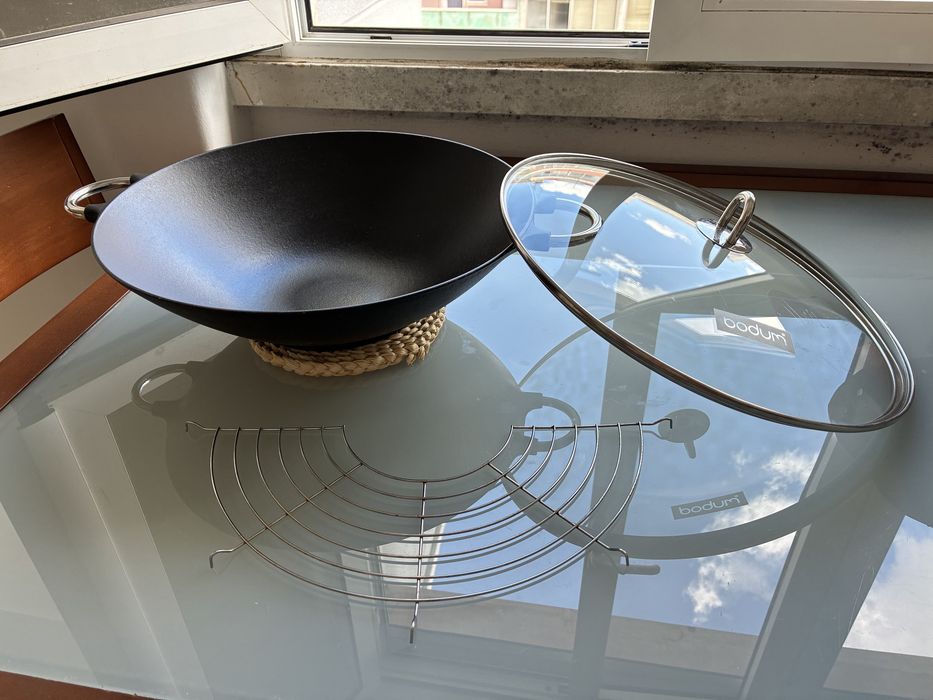 Bodum Wok em Ferro Fundido para Indução com Grelha para Cozinhar a Vapor