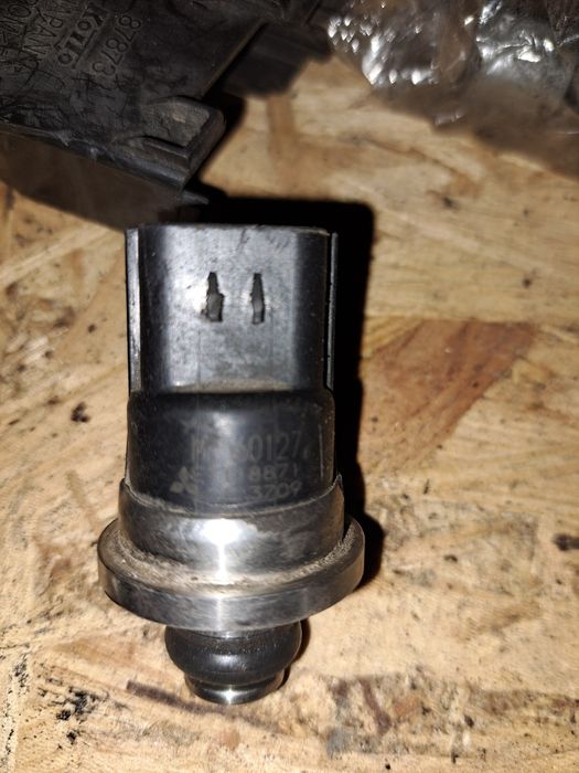 MR560127 Датчик тиску палива Mitsubishi Pajero Wagon 3 3,5