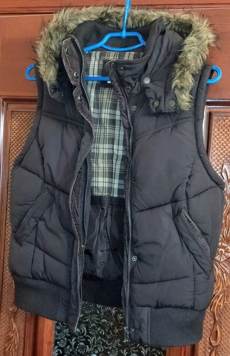 Детская теплая жилетка с капюшоном.