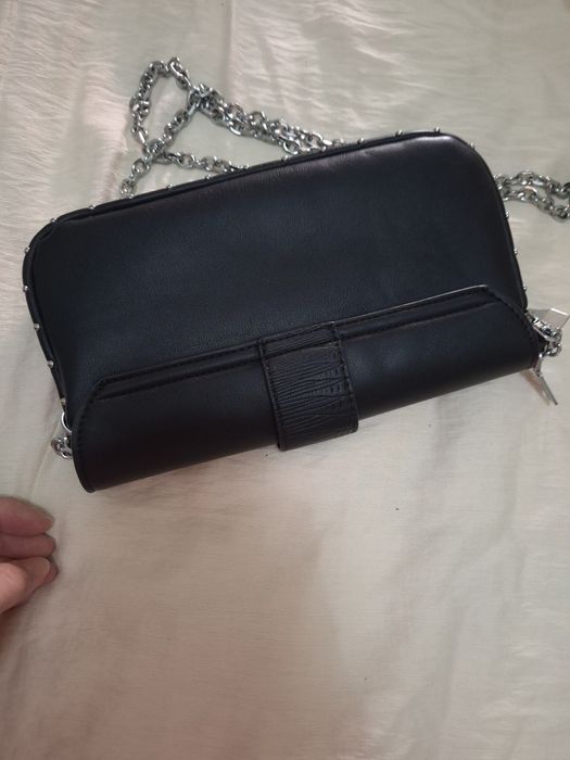 Mala preta com tachas