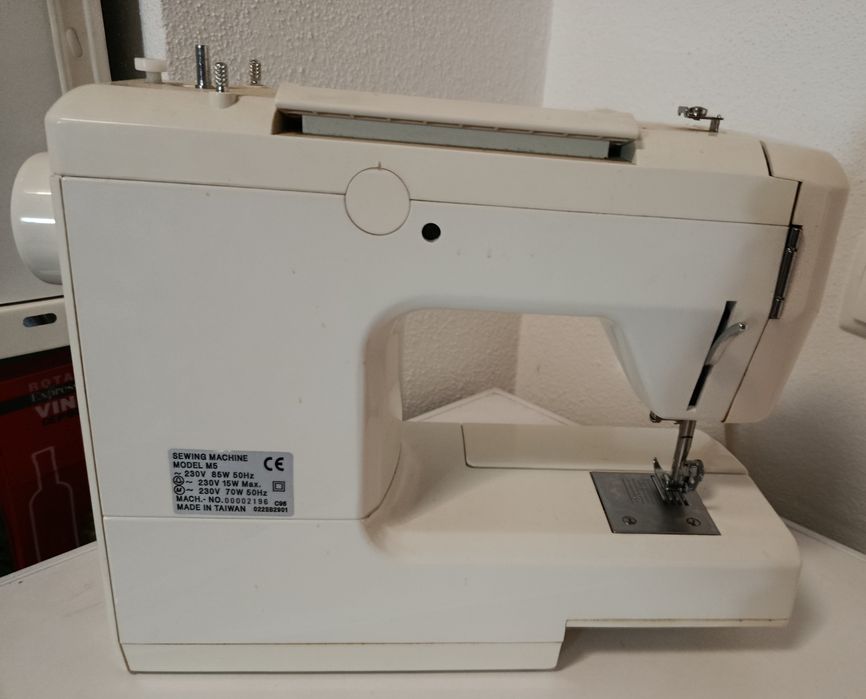 Máquina de costura portátil Riccar