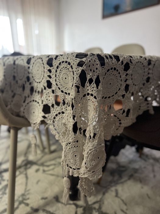Toalha de mesa de croche - feita a mão