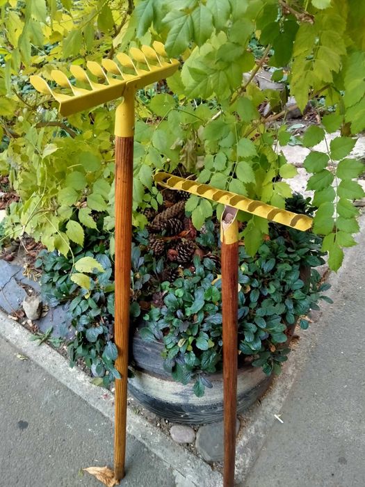 Грабли садовые с черенком