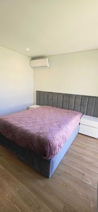 Cama de casal com baú e mesinhas cabeceira