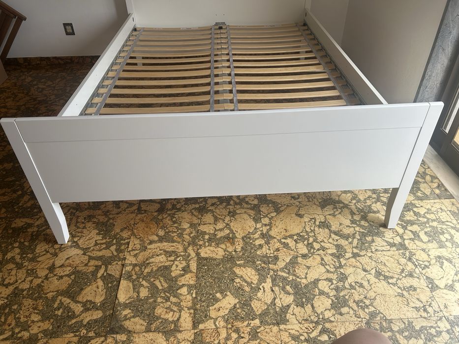 Cama branca 140 x 200