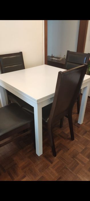 MESA de madeira pintada de branco. Para DESOCUPAR
