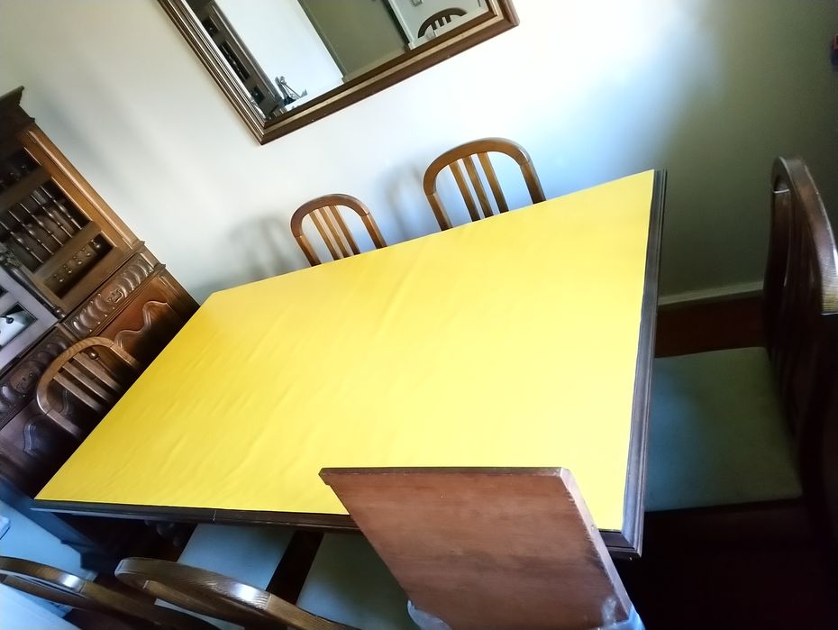 Mesa de jantar em madeira e 6 cadeiras