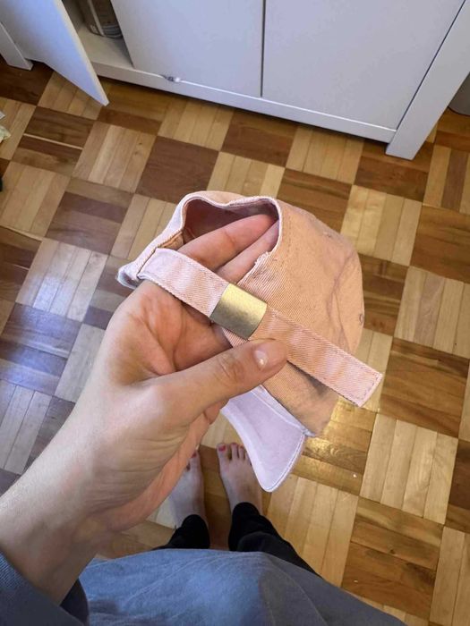 czapka z daszkiem pudrowa house M
z napisem