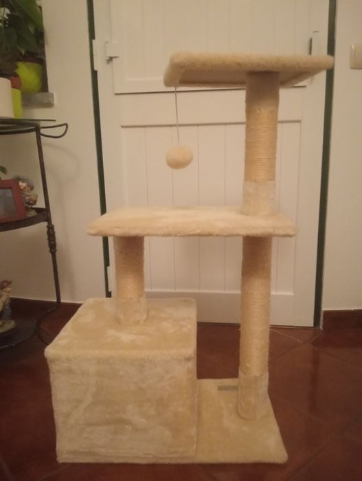 Arranhador de gato com casinha