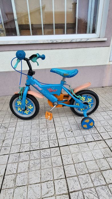 Vários brinquedos e peluches para crianças