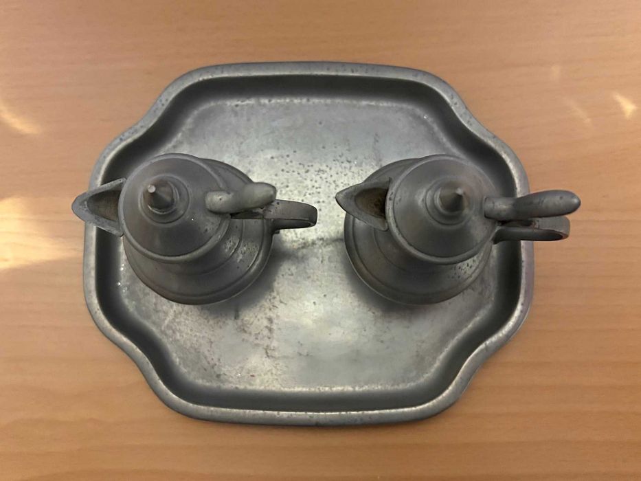 Bandeja e duas cafeteiras em estanho