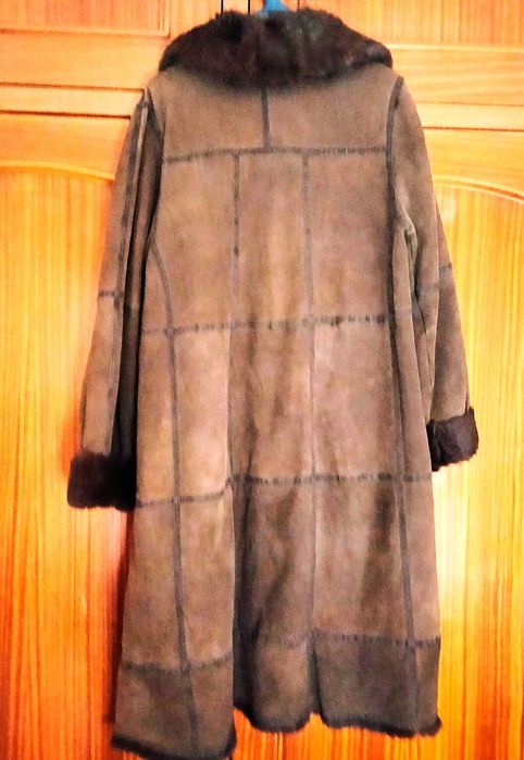 Casaco longo de Shearling marrom com gola e punhos em pele – Modelo feminino – Tamanho L/XL