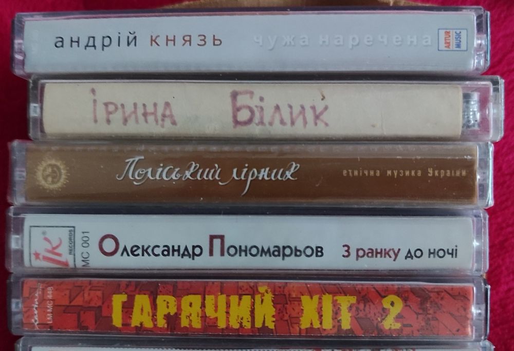 На продаж аудіо і відео CD i DVD