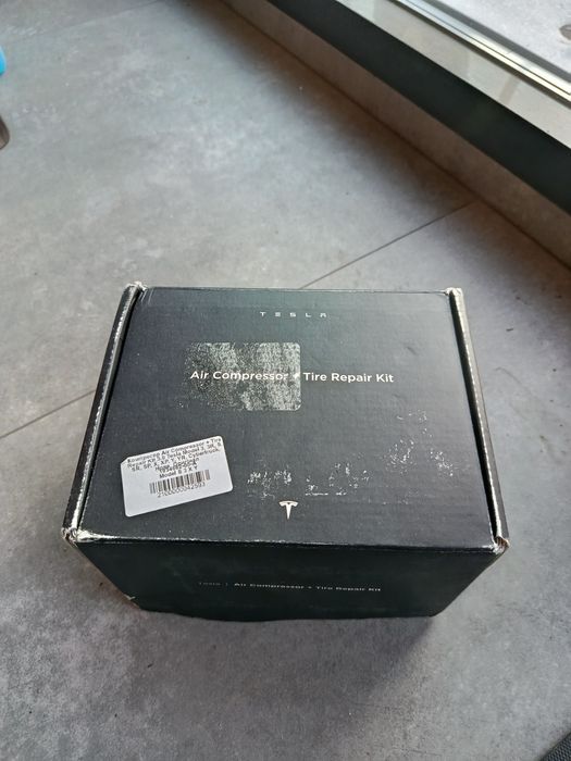 Компресор Tesla air compressor + tire repair kit