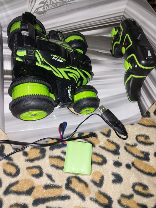 Машинка акумуляторна на управлінні, стан нової, комплектація повна.