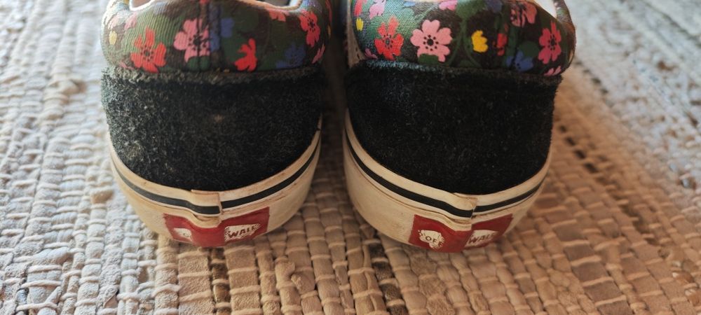 Vans 32 menina pretas com flores