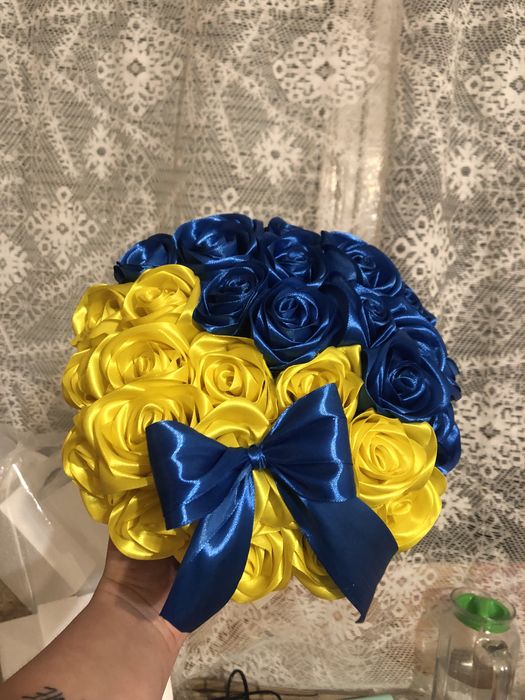 Букет з атласних квітів