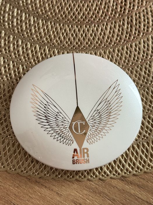 rozświetlający Charlotte Tilbury Airbrush Brightening Flawless Finish