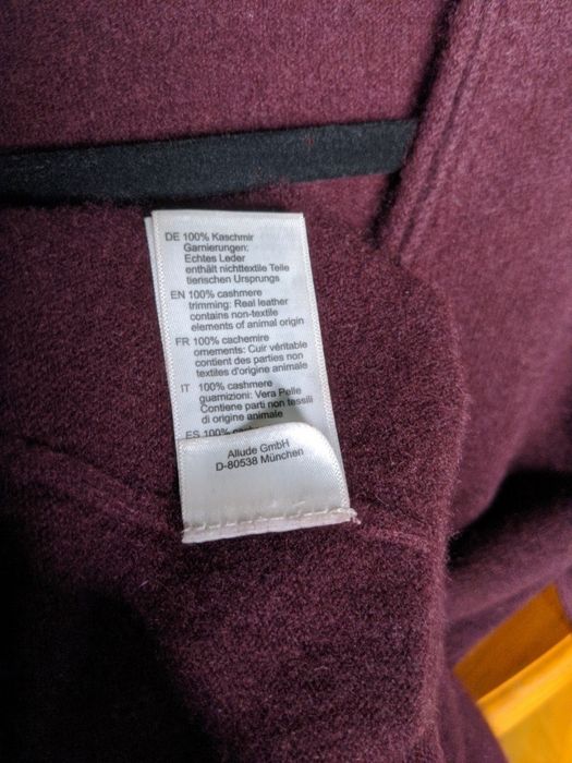 Светр з v-подібним вирізом allude, ідеальний стан.