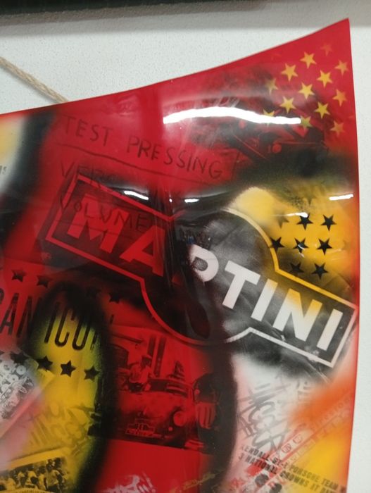 Capo em fibra decorativo com pinturas ilustrativas ao mundo dos carros