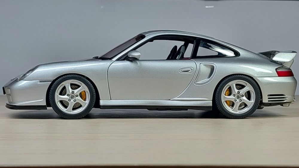 Модель Autoart Porsche 911 GT2 1:18