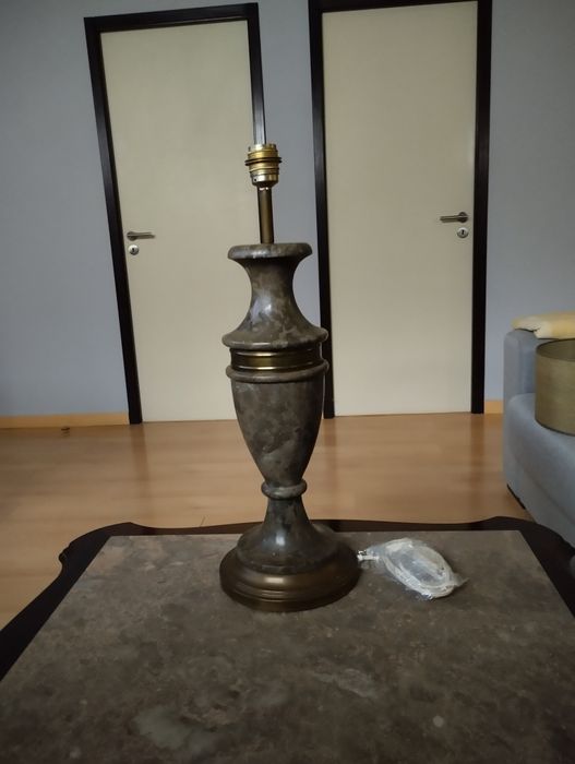 Candeeiro antigo em mármore