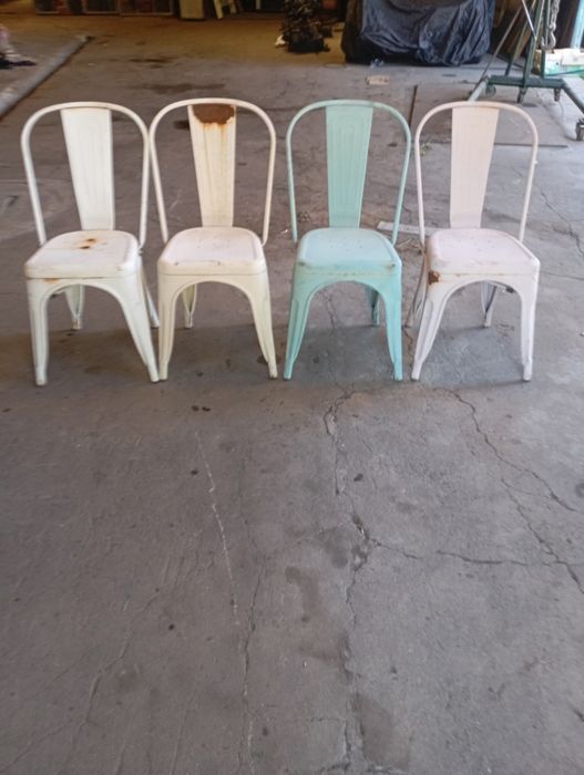 Vendo estas cadeiras muitas bonitas bom estado