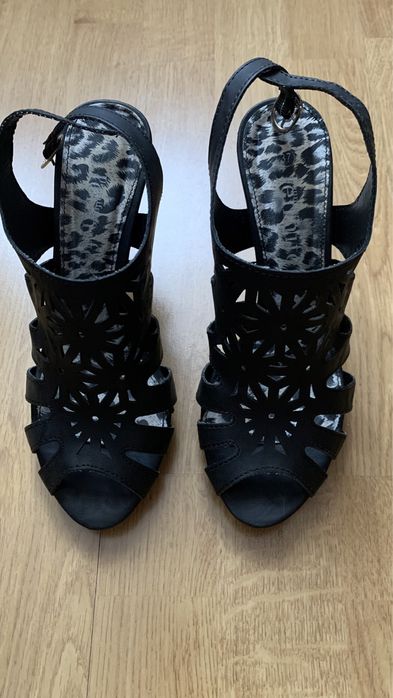 Sandały na obcasie 37