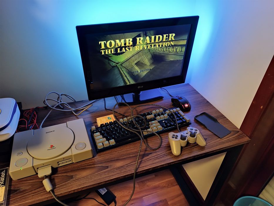 PlayStation 1 (Fat) + Comando Original – Pronta a ler Backups