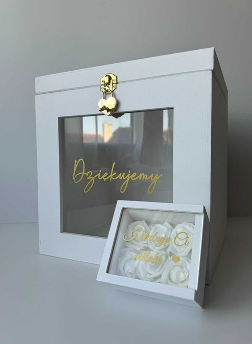 białe pudełko na koperty zamykane na kłódkę złote serce obrączki ślub