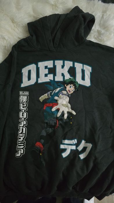 Várias peças de roupa em bom estado