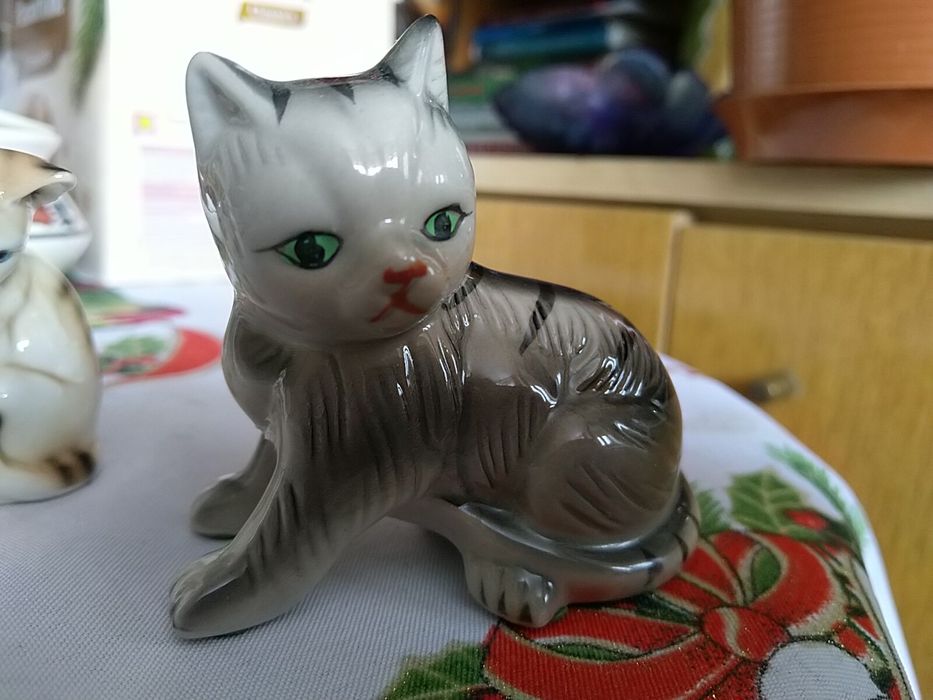 Zestaw kotków ceramicznych.