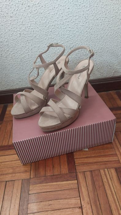 Sandálias salto fino