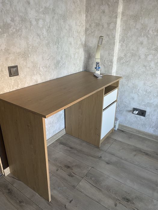 Стіл письмовий. В гарному стані