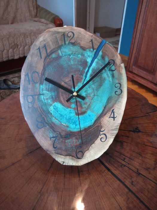 Zegar na ścianę z drewna i żywicy