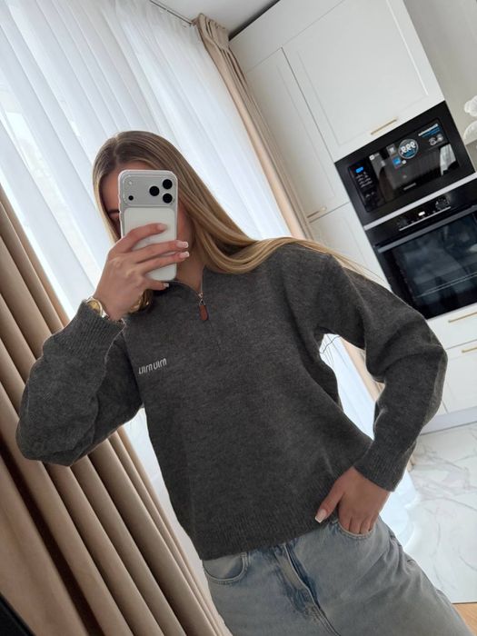 Світшот в стилі Miu Miu