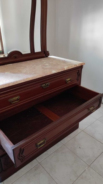 Conjunto de Quarto Clássico com Tampos em Mármore (3 peças)