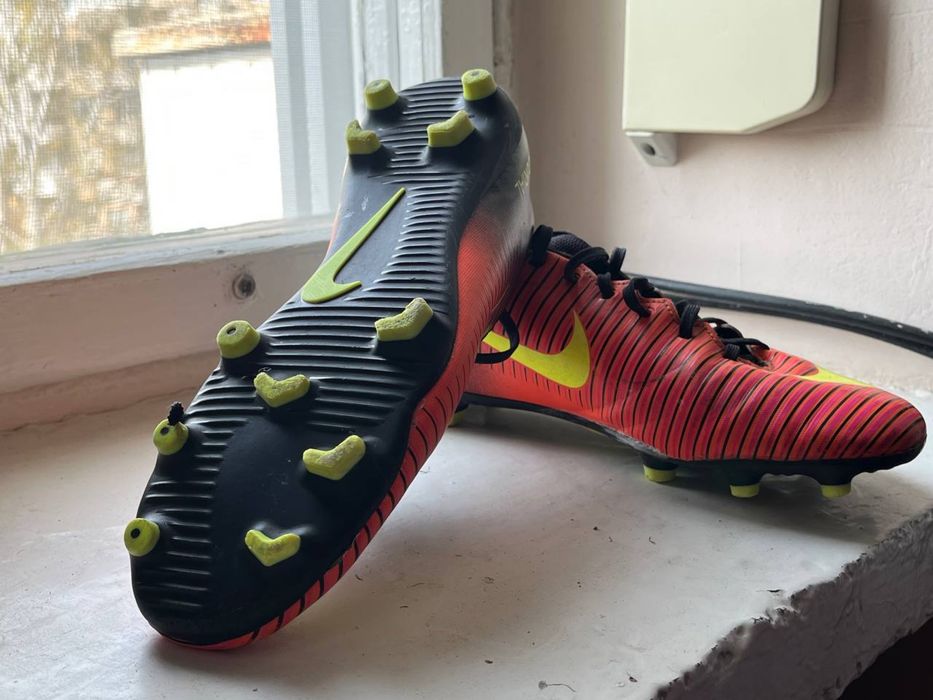 Фірмові футбольні бутси Nike