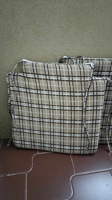 4 Almofadas para cadeiras.