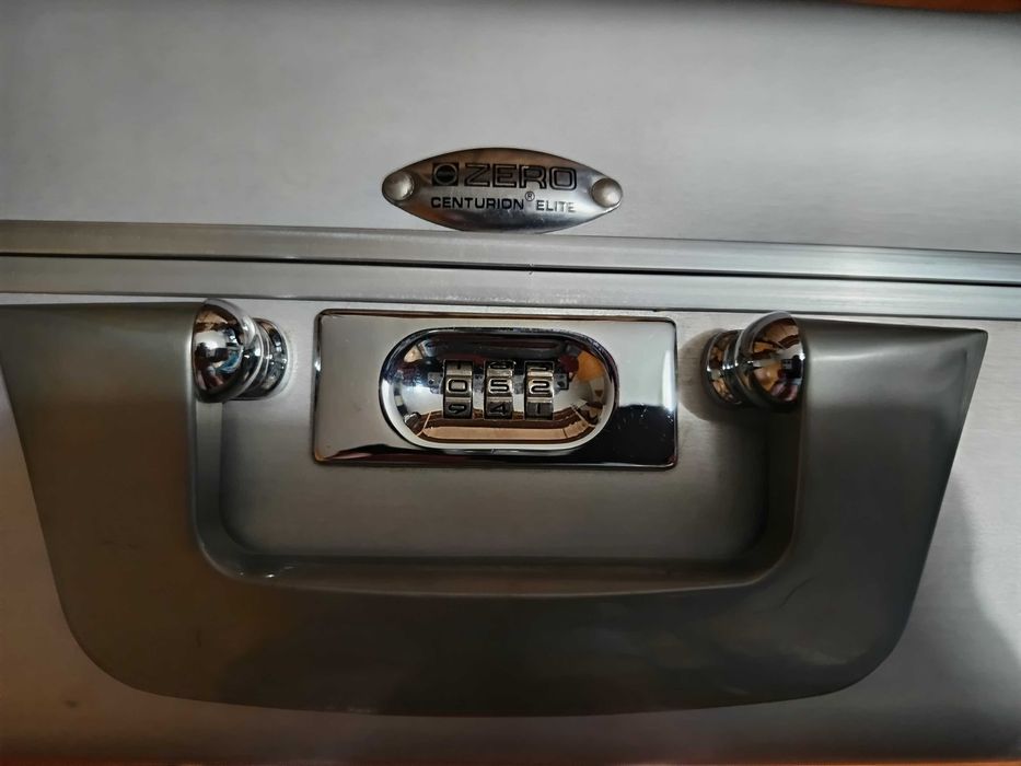 Mala em INOX com código de abertura