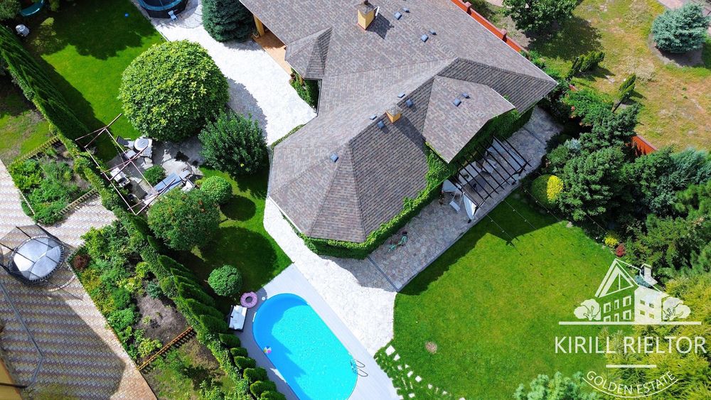 В городке "Золотые Ключи" продается дом с баней и бассейном