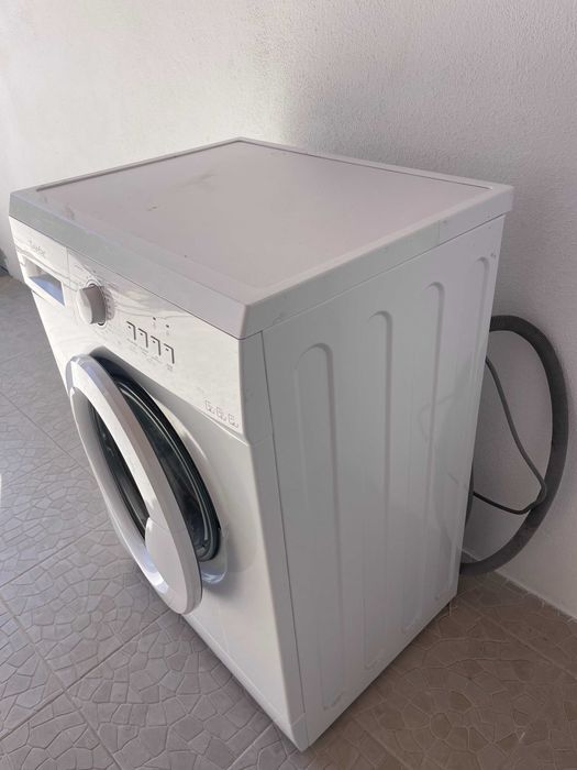 Máquina de lavar, cama, e bicicleta