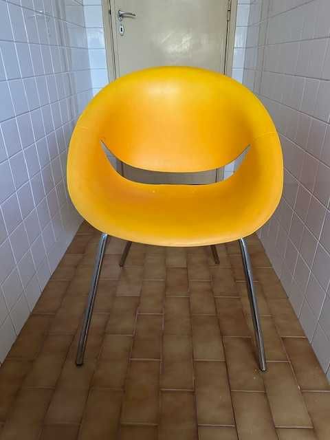 Cadeira laranja com pés metálicos