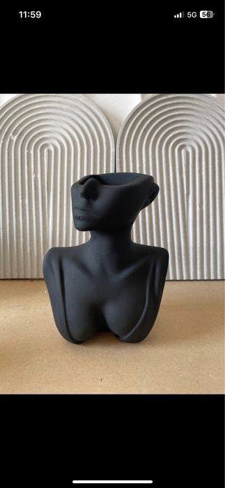 Czarny wazon z betonu – nowoczesna dekoracja, popiersie handmade
