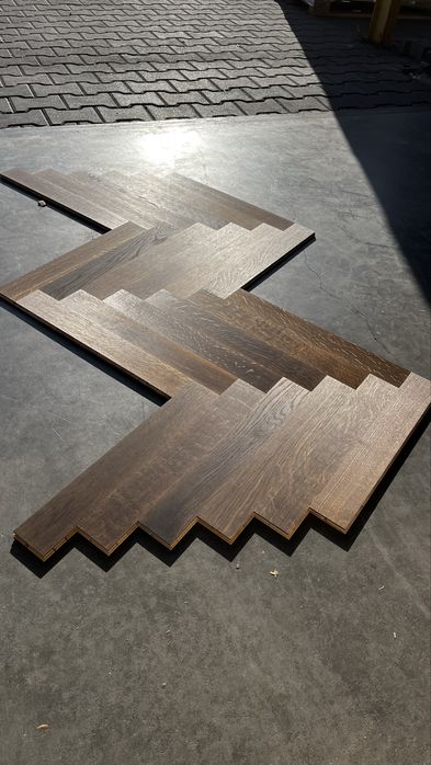 Parkiet dąb wędzony, lakierowany, jodełka