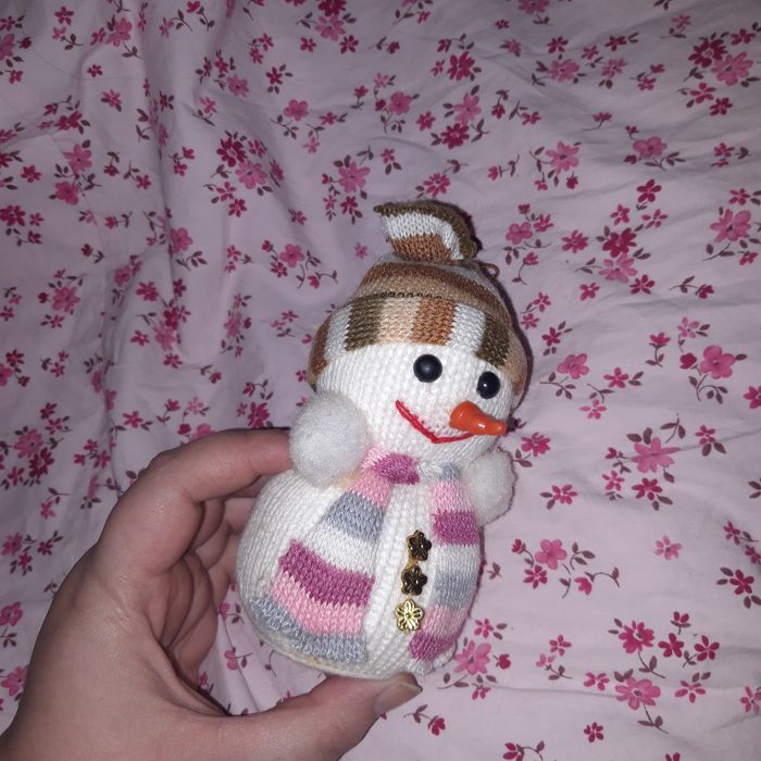 Снеговик новогодняя игрушка на присосках фигурка вязаный украшение