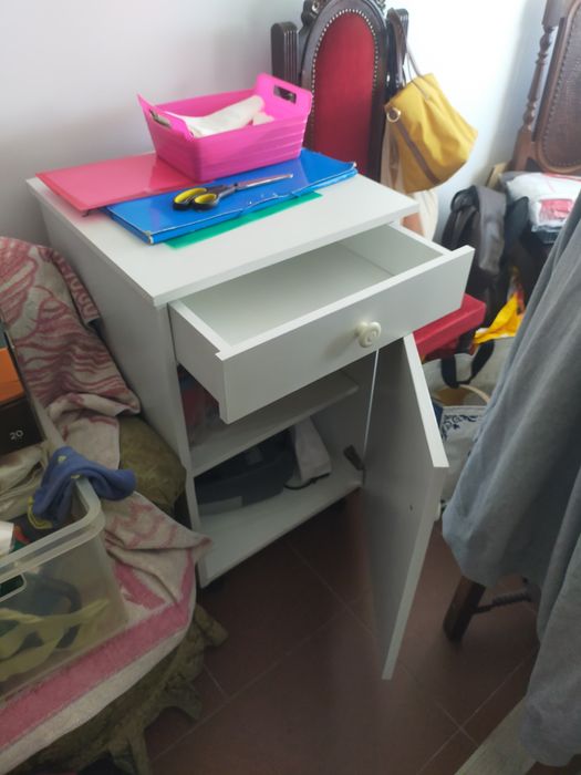 Móvel branco com arrumação