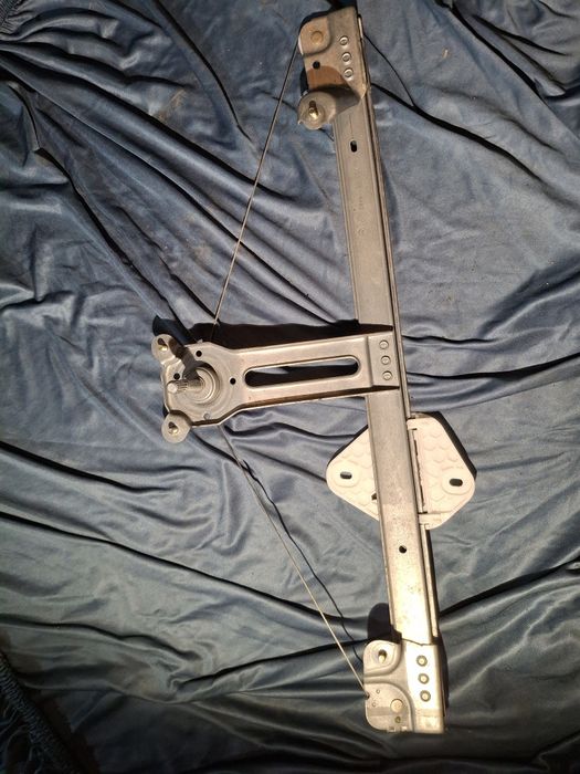 Це механічний склопідйомник (ручний, під "весло") для автомобіля