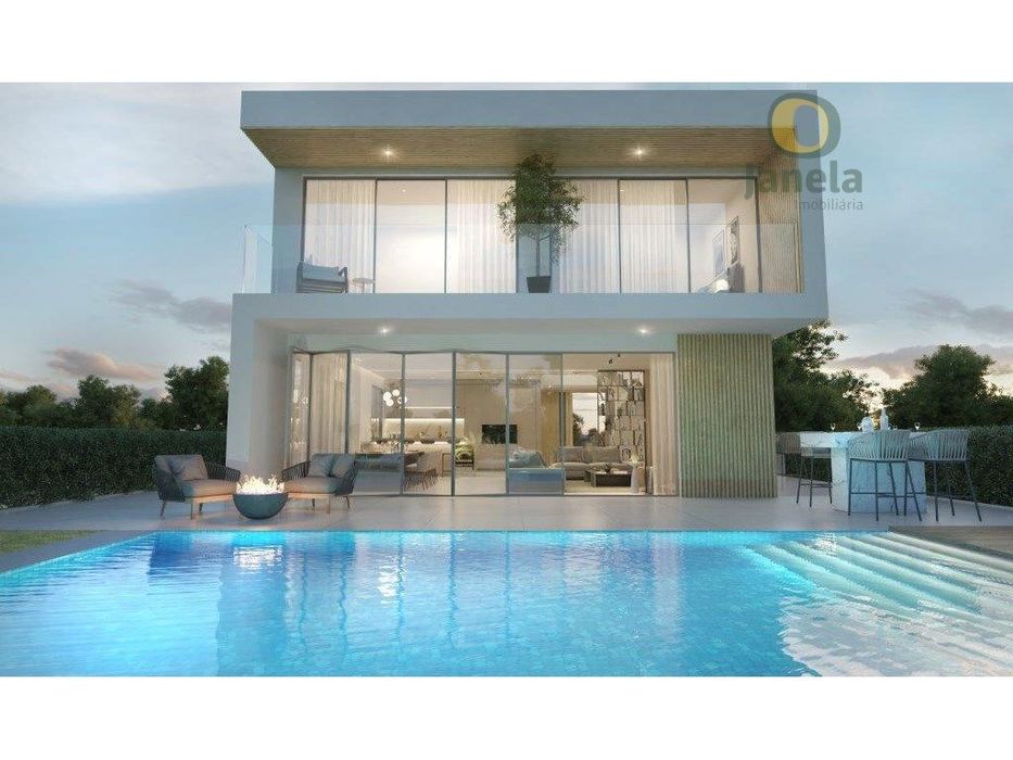 Moradia T4 contemporânea com piscina, garrafeira e fire pit