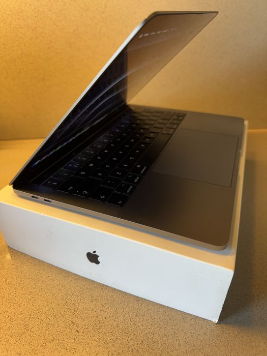 MacBook Pro 13 " Touchbar  - i5 | 8GB RAM 250GB SSD